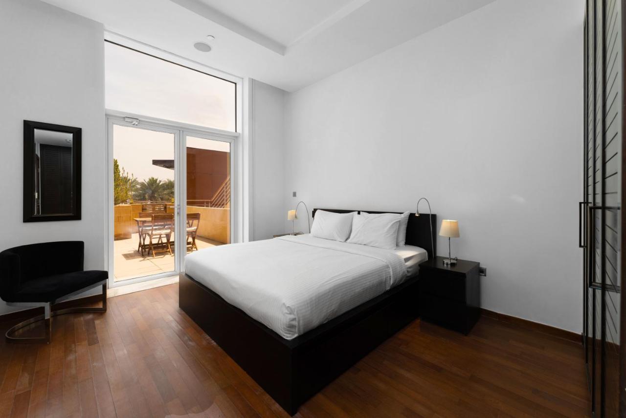 Maison Privee - Bright Apt With Maid & Beach Access On The Palm Dubai